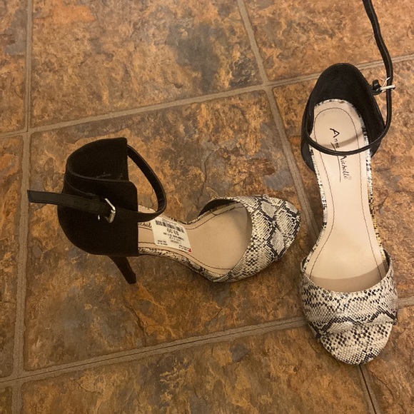 Anne Michelle Heels. Size 8 - Picture 2 of 4